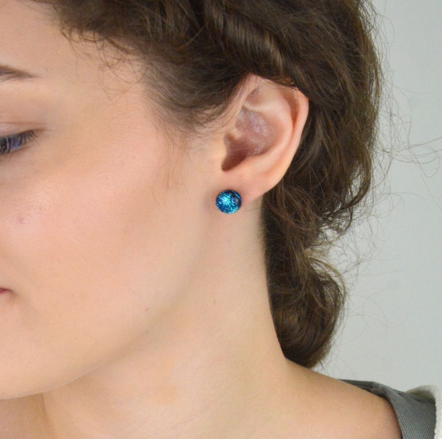 Kolczyki damskie srebrne 925 z turkusowym szkłem Murano – model Murano 58. Ręcznie robione, okrągłe, zapięcie na sztyft, waga 2,70 g, wielkość 1 cm. Eleganckie i artystyczne!1.jpg